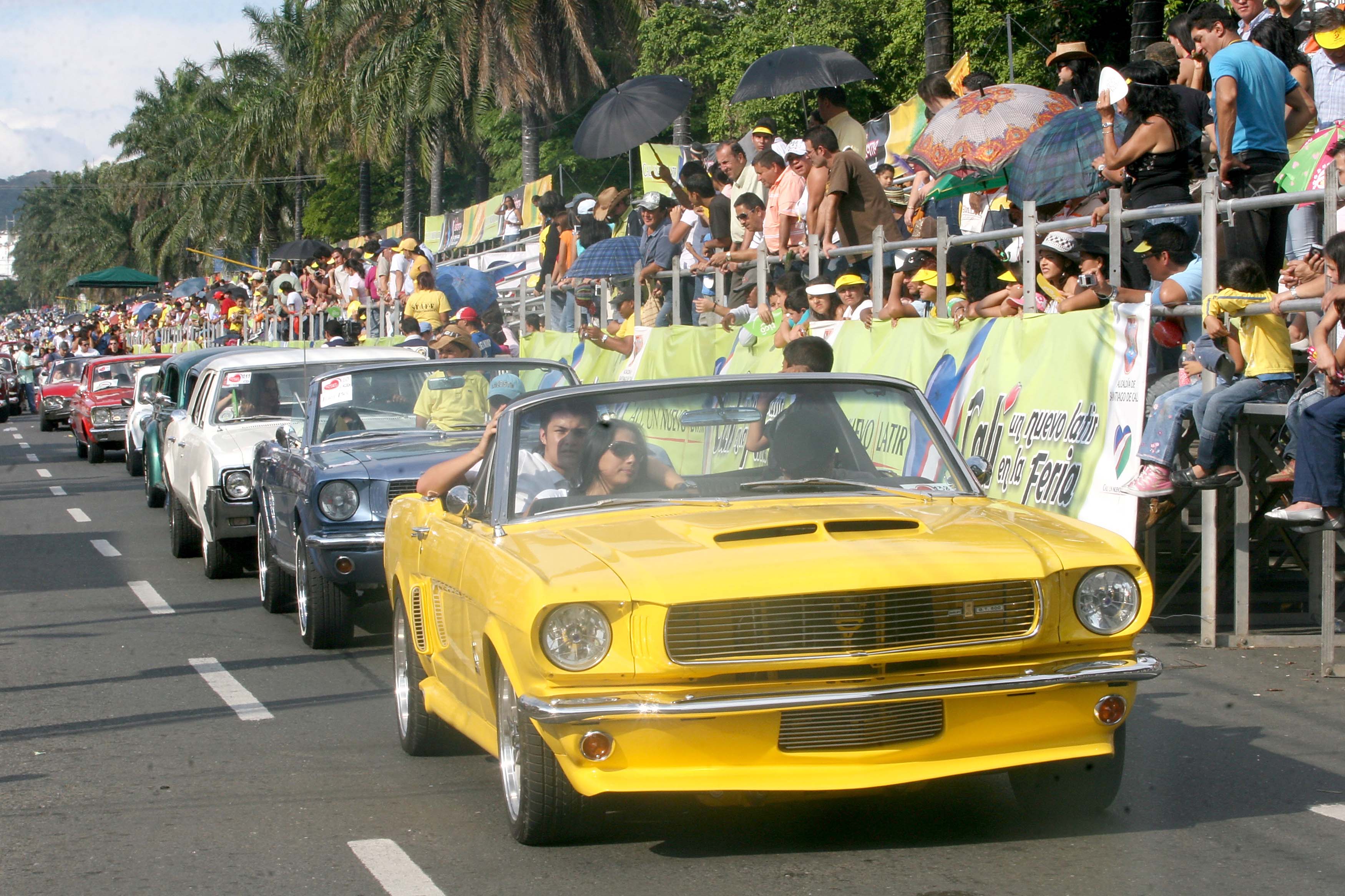 Revive los mejores momentos del desfile de carros antiguos en la Feria