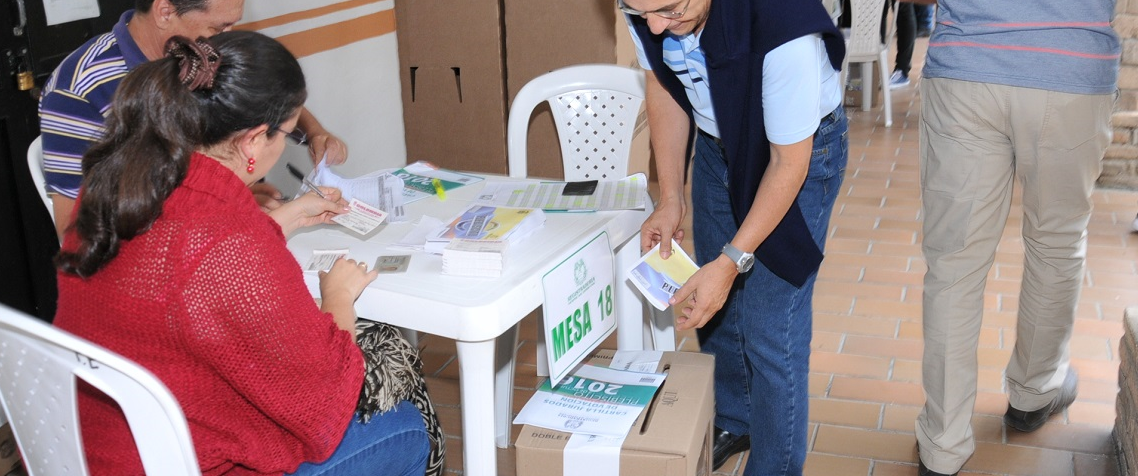 mesa de votación jurados