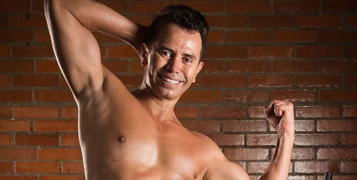 Por comentario en redes, Johnny Rivera aclara si es homosexual