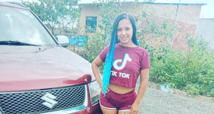 Tiktoker muestra con orgullo su casa de madera y se vuelve popular en redes sociales