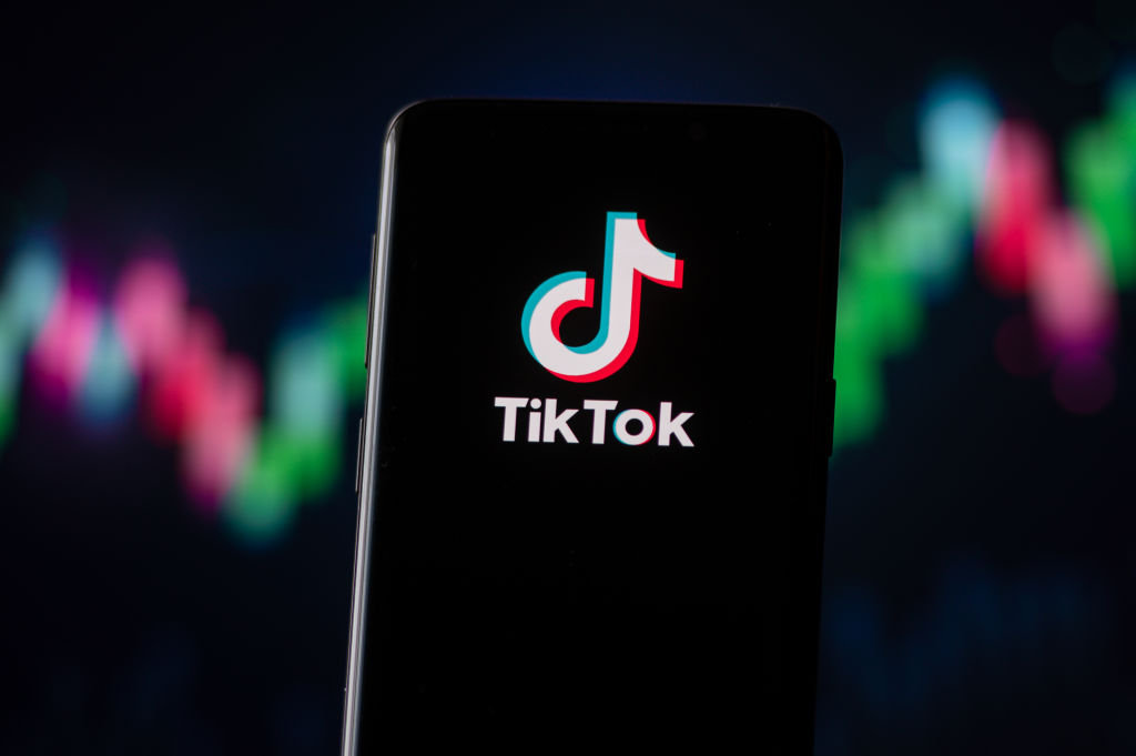 Mujer salva a su hija de ahorcarse al intentar imitar video de TikTok