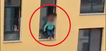 ¡Aterrador! Niño se quedó encerrado en el baño y saltó de un tercer piso