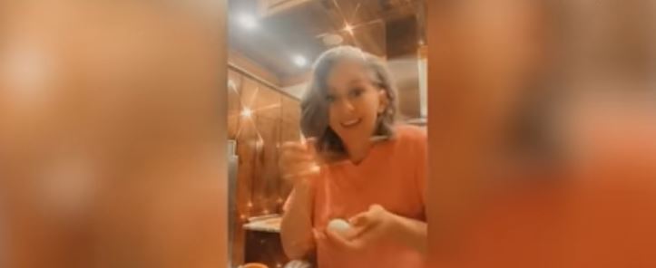 Una mujer ebria se vuelve viral por romper huevos con la boca