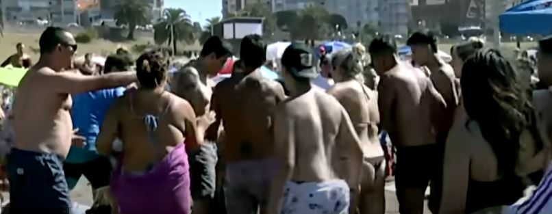 Video: Viajeros comenzaron el año peleando en las playas de Mar del Plata