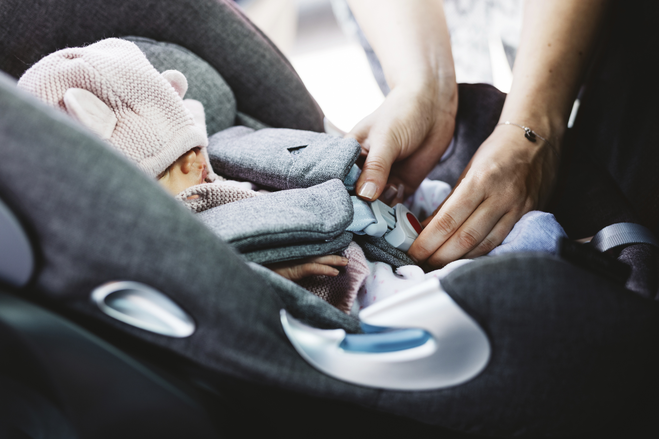 Mujer dejó abandonado a su bebé en un carro mientras bebía en un bar