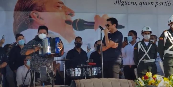 Silvestre Dangond no aguantó y lloró al cantarle al ataúd de Jorge Oñate