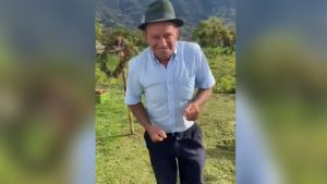 Campesino baila por vender su cosecha Foto captura video