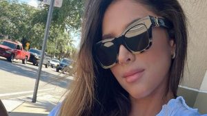 “Mujerón”, le dicen a Daniela Ospina por foto posando en minifalda