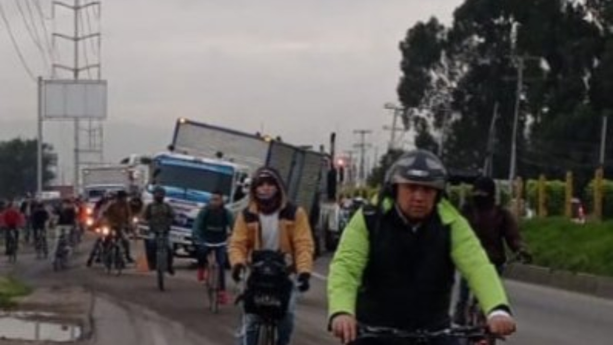 Monumental trancón en la calle 80: personas tuvieron que caminar