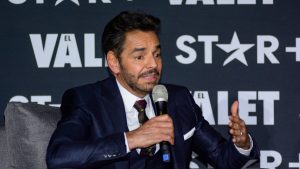 Hijo de Eugenio Derbez revela que el actor está sedado “para que no sufra”