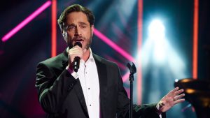 Michel Brown sorprendió con su faceta como cantante en los Premios Platino