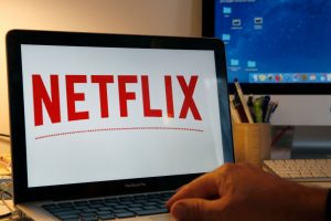 Persona ingresando a Netflix a través de su computador (Getty Images)