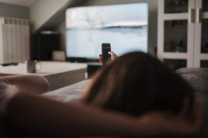 Persona mirando los canales, buscando algo que ver (Getty Images)