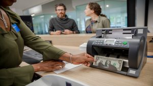 Personas comprando dólares (Foto vía Getty Images)