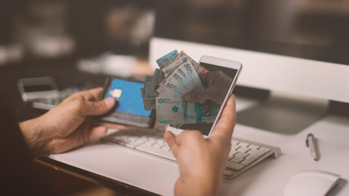 Persona buscando prestamos en internet (Getty Images)