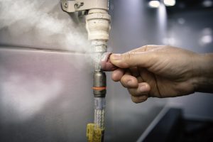 Persona cerrando llave de gas (Getty Images)