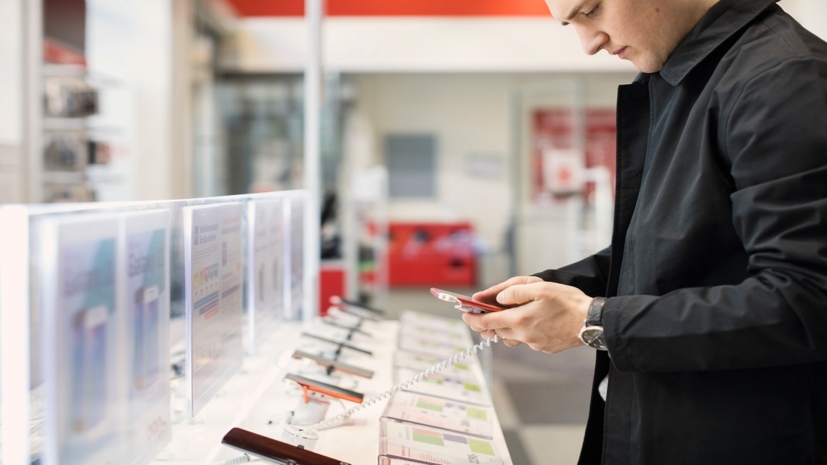 Persona observando los celulares en venta (Foto vía Getty Images