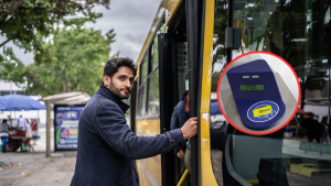 Hombre subiéndose al transporte público y de fondo un lector de tarjeta de TuLlave (Fotos vía Getty Images y COLPRENSA)