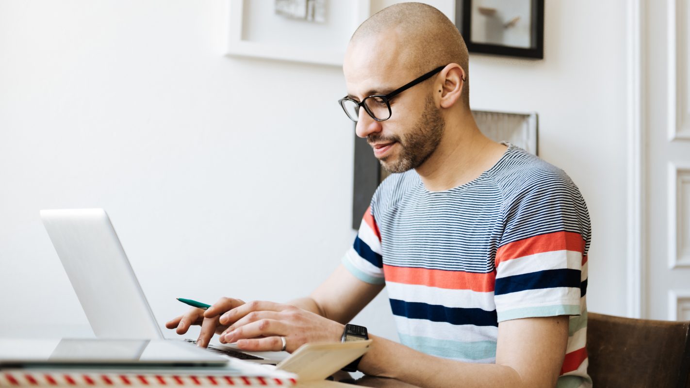 Hombre trabajando en su computador (Foto vía Getty Images)