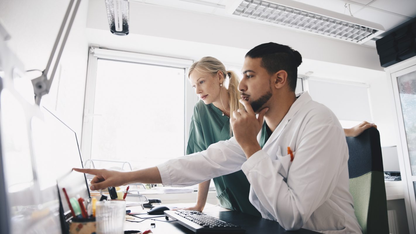 Personal de enfermería frente a un computador (Foto vía Getty Images)