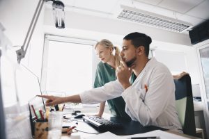 Personal de enfermería frente a un computador (Foto vía Getty Images)