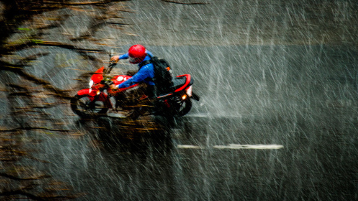 Moto en lluvia