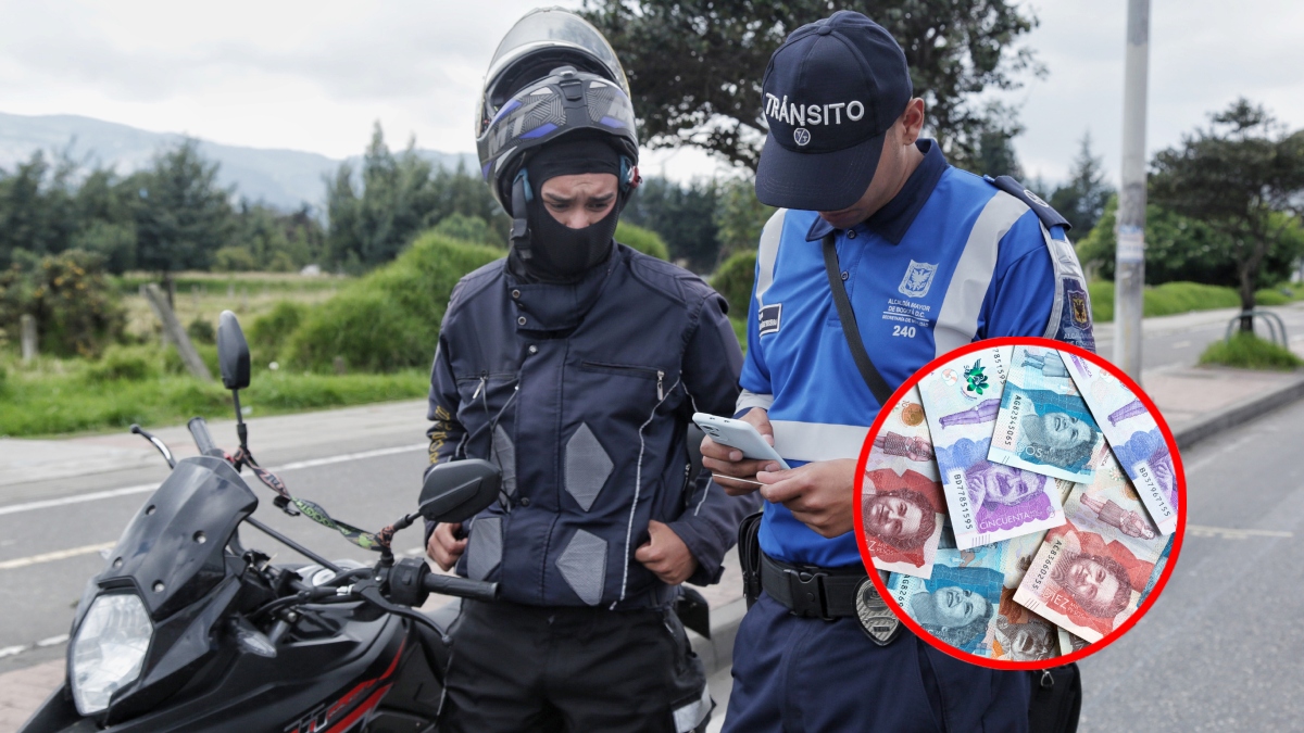 Agente de tránsito colocando multa a motociclista (Getty Images / Colprensa)