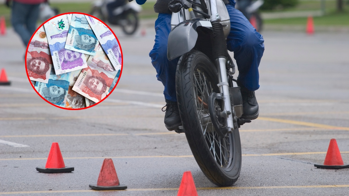 Motociclista haciendo curso de conducción, encima dinero colombiano (Getty Images)