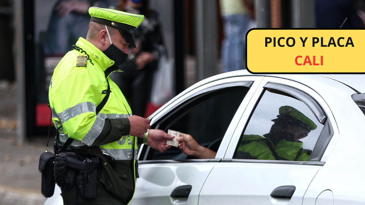 Policía de tránsito revisando un vehículo / pico y placa Cali (Colprensa)